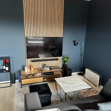 Sentral Liten Med Fin Utsikt Og Parkering 트롬쇠