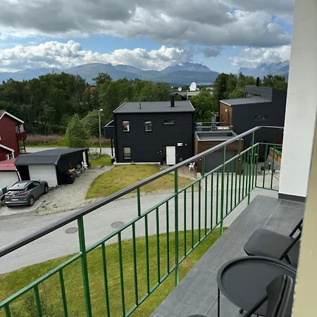 Sentral Liten Med Fin Utsikt Og Parkering * 트롬쇠
